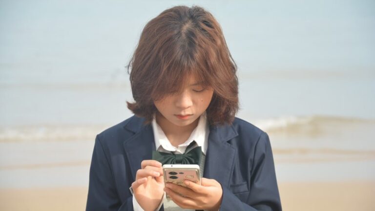 4sbb0hkk child using phone 625x300 23 april 25.jpg