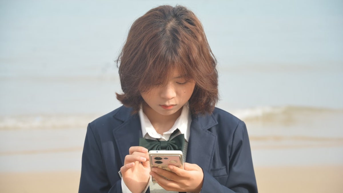 4sbb0hkk child using phone 625x300 23 april 25.jpg