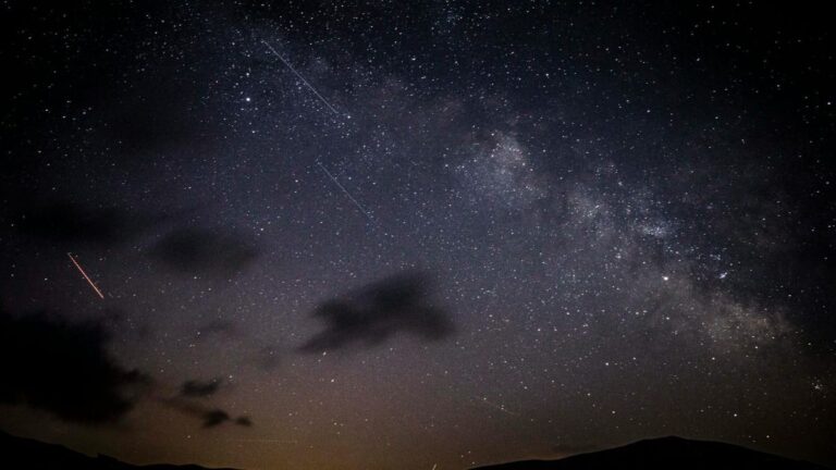 Lyrid meteor shower 2025 peaks april 22 with fireballs and clear skies expected