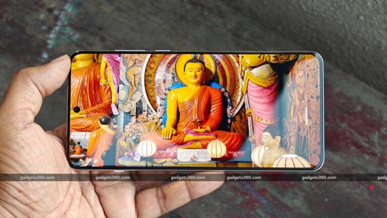 oneplus 13 display reflections gadgets 360 1736254039417.jpg