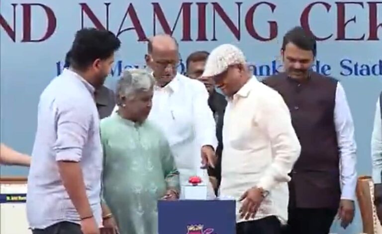 jai2ioi4 rohit sharma with his parents 625x300 17 May 25.jpg