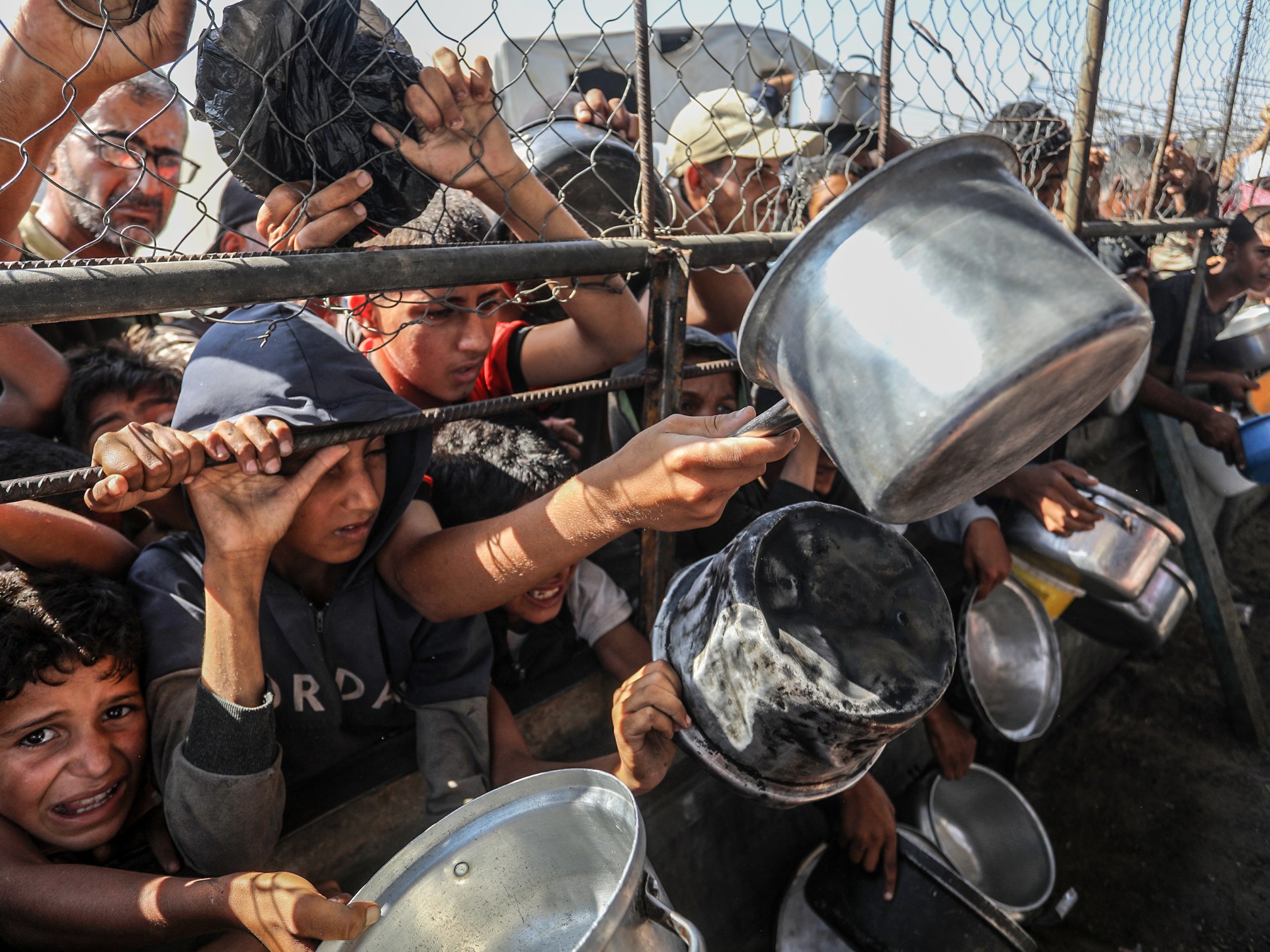 AA 20250620 38336610 38336588 DISPLACED PALESTINIANS QUEUE FOR HOT MEALS AMID WORSENING CRISIS IN GA.jpeg