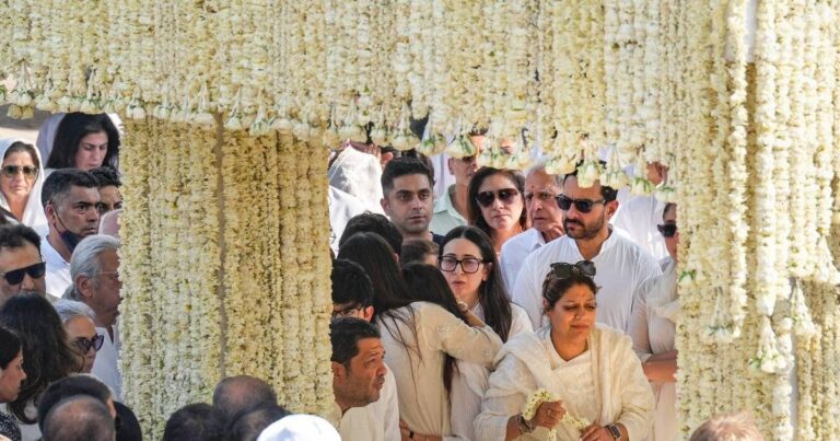 karisma kapoor 3 2025 06 e369fe22631f64bad0fa16a6c0abffe2 16x9.jpg