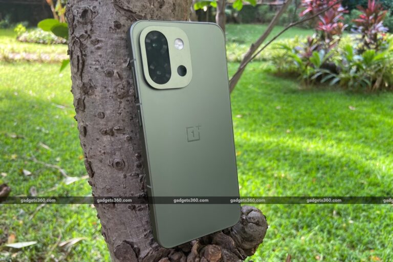oneplus 13s review ndtv design2 1748975165974.jpg